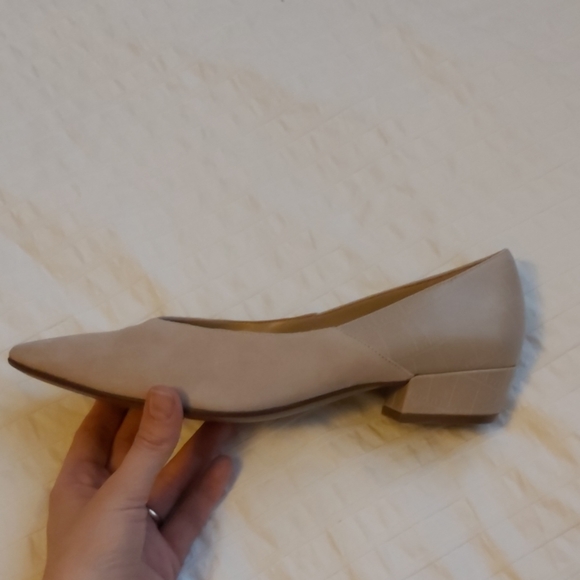 Naturalizer bone coloured low heel NWT - Picture 2 of 5